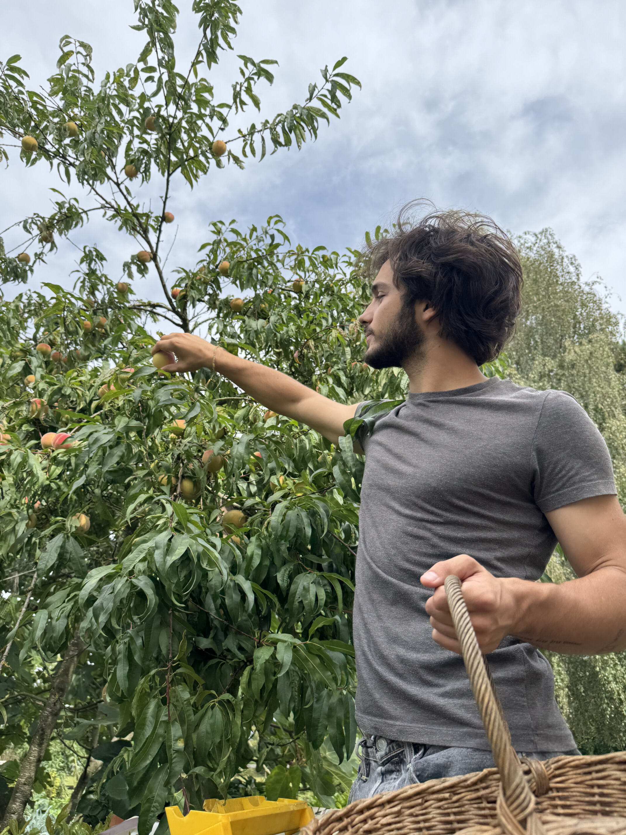 Simon, fondateur de Midow, avec des producteurs locaux en Mayenne